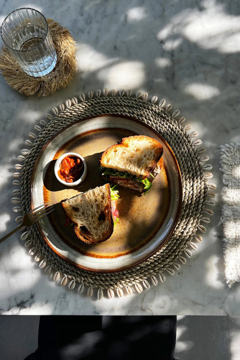 Placemat Seagrass & Shells gestyled met servies en boho accessoires