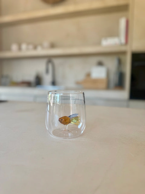 Zomers glas met vismotief in een natuurlijke keukenomgeving – serene styling