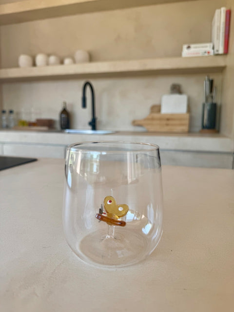 Drinkglas met delicate glazen vlinder – charmant zomerdesign