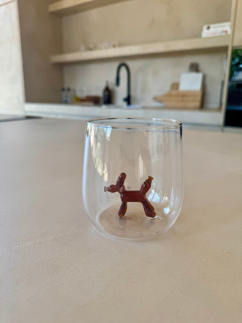 Ballonhond-glas als speelse touch in een minimalistische keuken met aardetinten