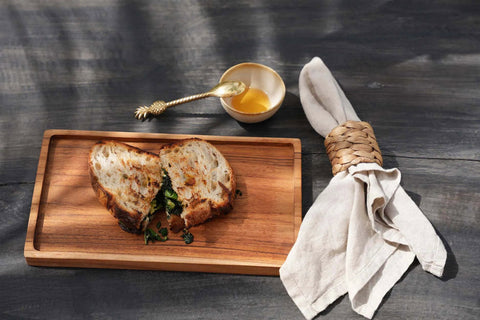 Cascais sauskom naast houten bord met toast en linnen servet