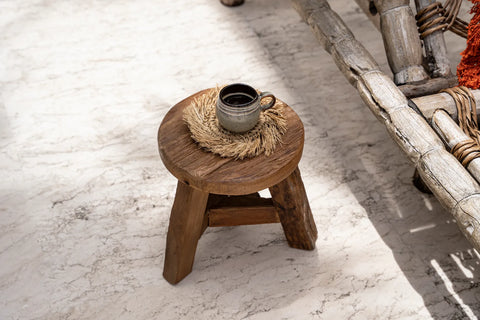 Comporta Mug van Bazar Bizar op houten boho tafel met rotan onderlegger.