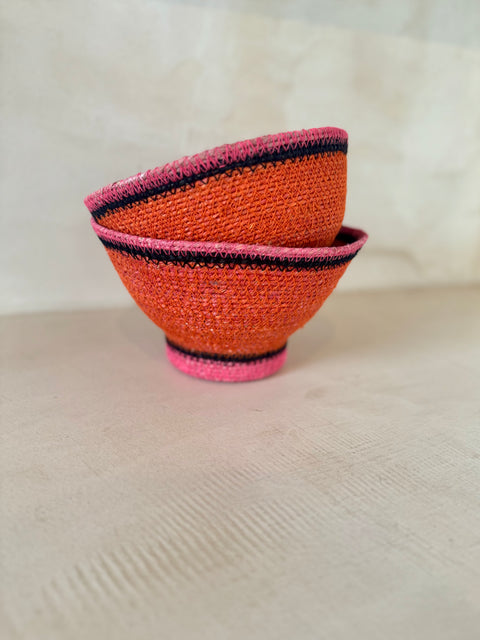 Oranje, roze, zwarte kom gemaakt uit zeegras (JLine by Jolipa)