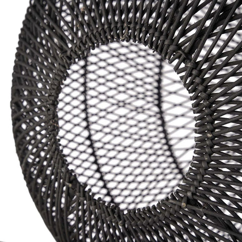 Onderzijde van rotan hanglamp The Bubble medium met geweven patroon.
