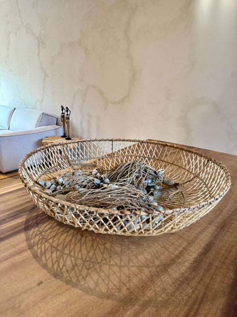 Schelpenbundel uit rotan en grijze schelpen