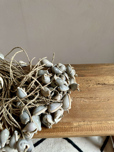 Schelpenbundel uit rotan en grijze schelpen