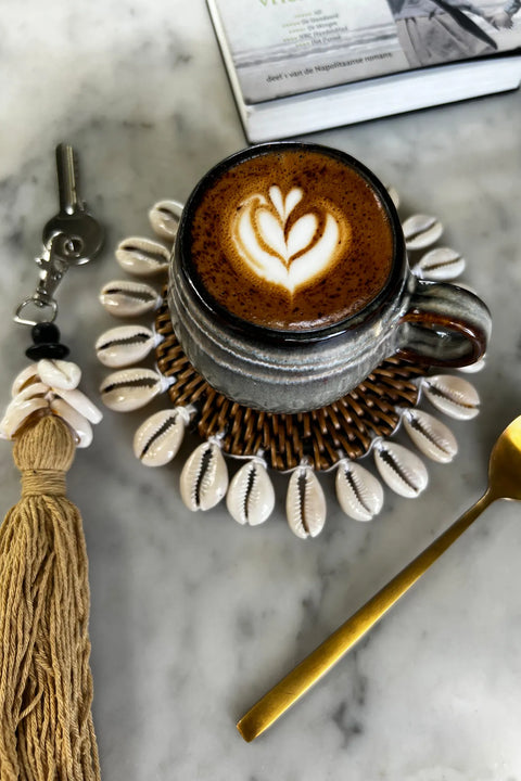 Tas Comporta Mug van Bazar Bizar gevuld met koffie.