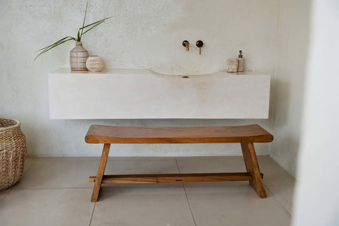 Suar houten bank in boho badkamerstijl