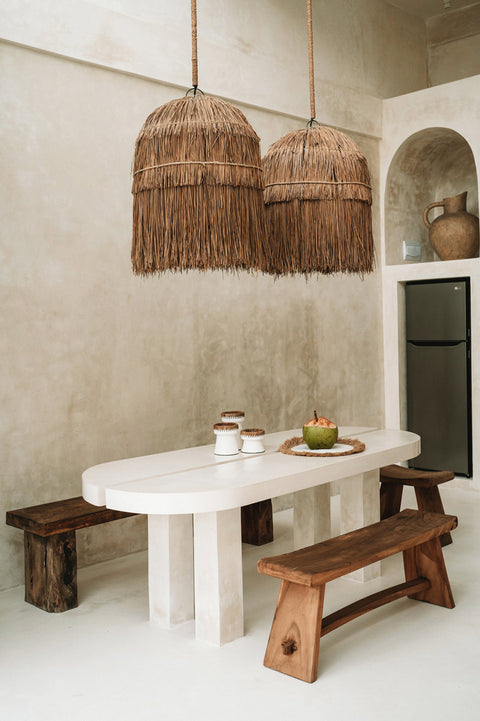 Bank 'Suar' aan eettafel met rotan lusters in boho sfeer
