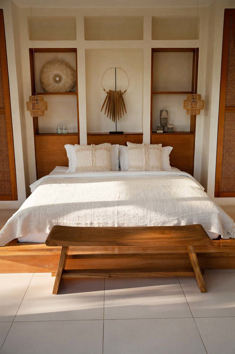 Bank 'Suar' geplaatst achter bed in boho slaapkamer