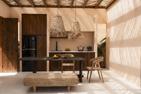 Bank Waterhyacinth in boho keuken gecombineerd met donker hout