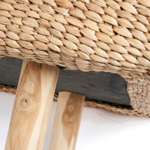 Detail houten poten van de Waterhyacinth bank – Bazar Bizar