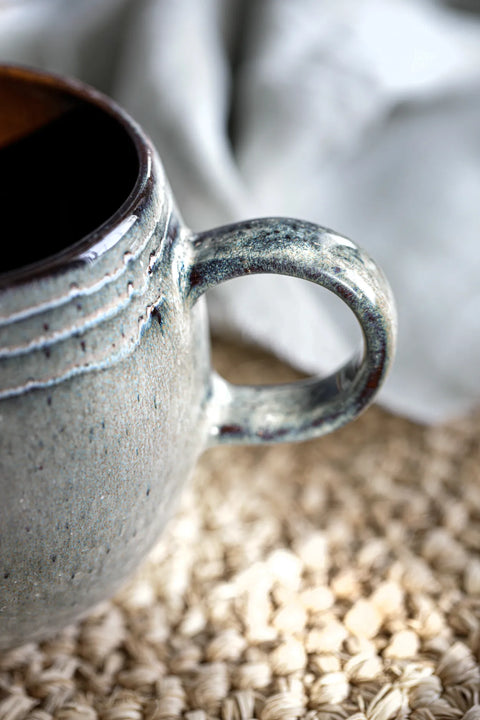 Close-up van Comporta Mug Large – handgemaakt aardewerk met natuurlijk glazuur