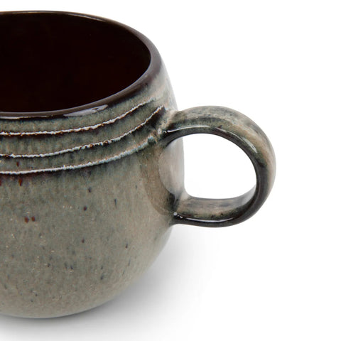 Detail van Comporta Mug Large – close-up van de structuur en kleurnuances in keramiek
