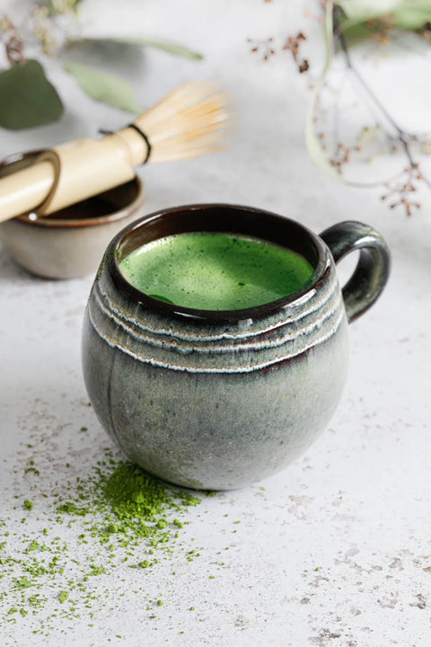 Comporta Mug Large gevuld met matcha in een serene binnensetting – bohemian tafelstyling