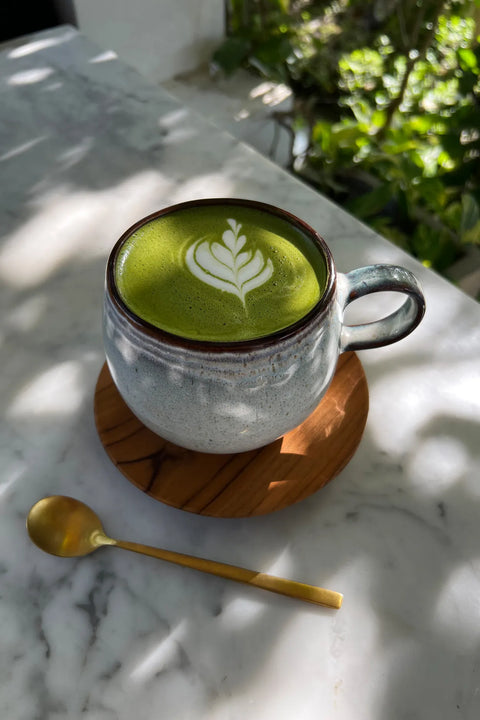 Comporta Mug Large gevuld met matcha op een zonnig terras – rustieke tafelinspiratie