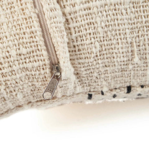 Detail van de ritssluiting van het katoenen kussen The Misty.