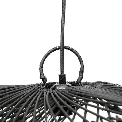 Detail bovenzijde The Chapeau lamp met bevestiging in zwart rotan.