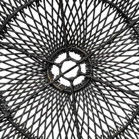 Detail van handgevlochten zwart rotan vlechtwerk van The Chapeau lamp.