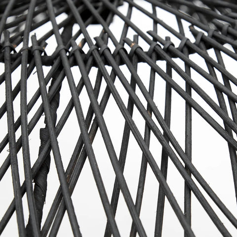 Detail van handgevlochten zwart rotan vlechtwerk van The Chapeau lamp.