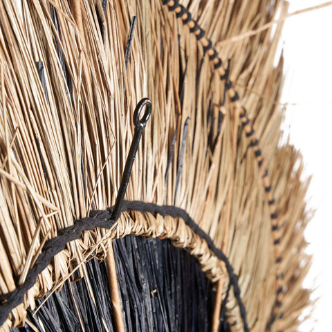 Detail bovenkant van muurdecoratie Amazonia, geweven bananenblad.