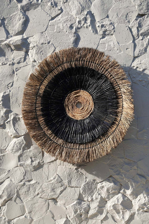 Amazonia muurdecoratie als eyecatcher tegen een robuuste muur in boho interieur.