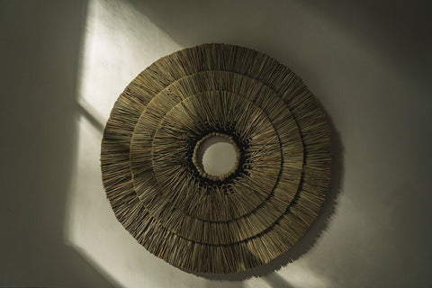 Decoratieve wandhanger Mengdong op een neutrale muur in bohemian stijl.