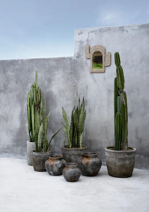 Funky vaas small in combinatie met andere terracotta vazen in zonlicht