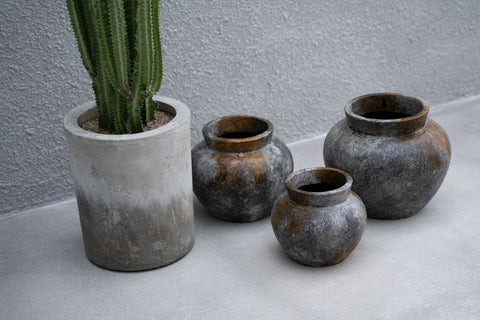 Bazar Bizar Funky vazen collectie buiten opgesteld in boho sfeer