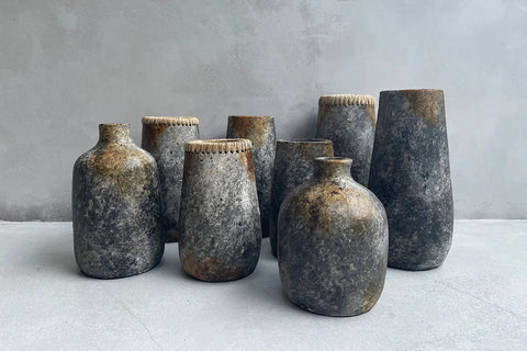 Sneaky medium vaas in boho setting met diverse terracotta vazen in neutrale tinten