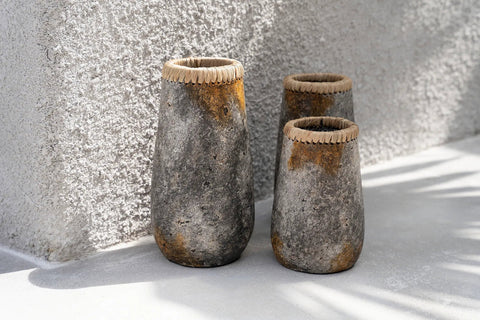 Medium Sneaky vaas in combinatie met small en large formaat tegen ruwe stenen wand