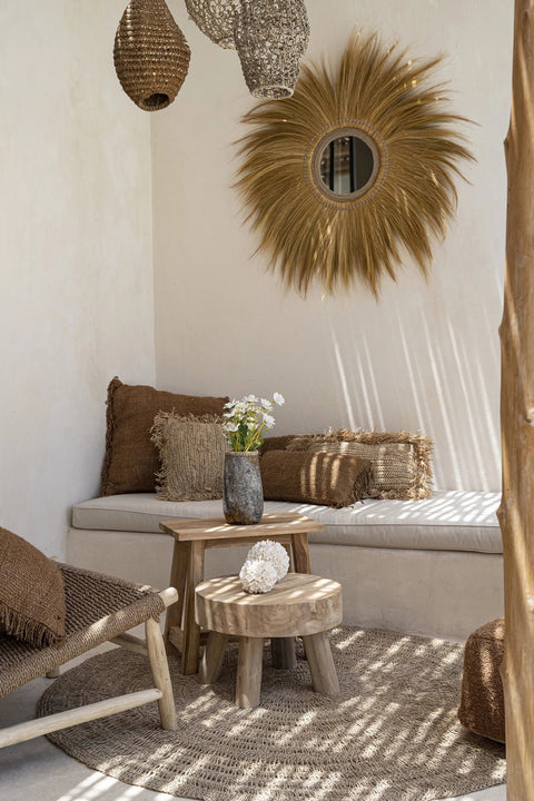 Decoratieve Sneaky vaas medium in antiek grijs op houten terras in boho sfeer