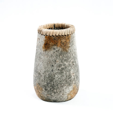 Small Sneaky vaas van Bazar Bizar in antiek grijs met raffia bovenrand