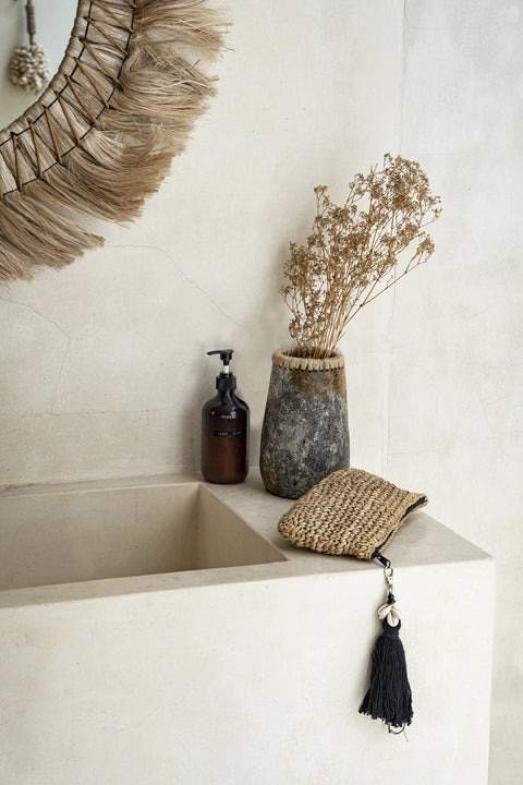 Sneaky vaas small gestyled in rustgevende boho badkamer met natuurlijke tinten