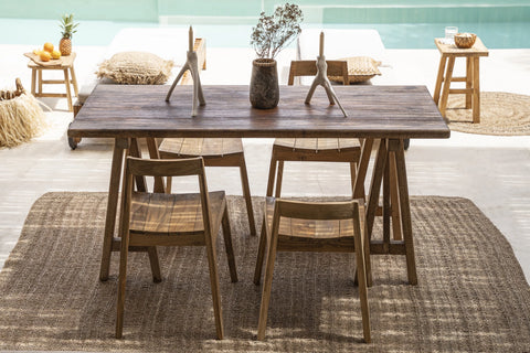 Sneaky vaas in zomerse setting op houten tafel bij zwembad