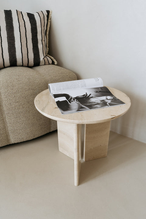 Bijzettafel 'Travertin' naast zetel, natuurlijke beige tinten
