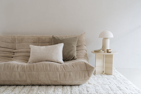 Bijzettafel 'Travertin' naast zetel, natuurlijke beige tinten