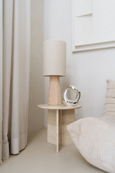 Bijzettafel 'Travertin' naast zetel met lamp erop