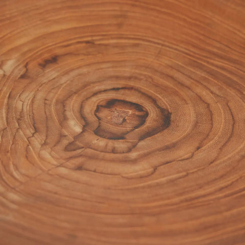 Detailfoto van teak houten bord 'Teak Root Organic' met natuurlijke nerven