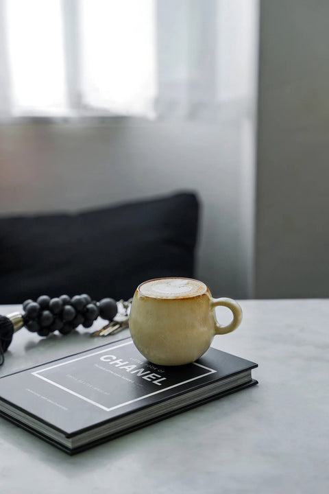 Detail Cascais Espresso Cup met koffie in boho interieur