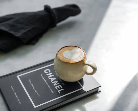 Cascais Espresso Cup gevuld met koffie op interieurboek
