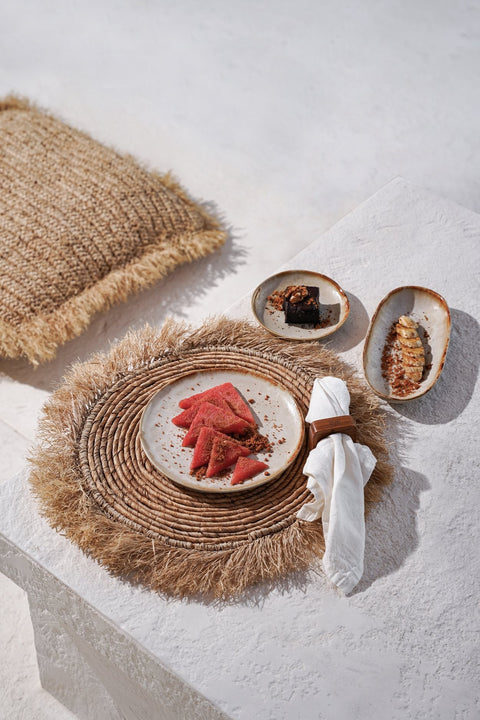 Cascais Oval Small bord op witte tafel met rotan placemat en servies