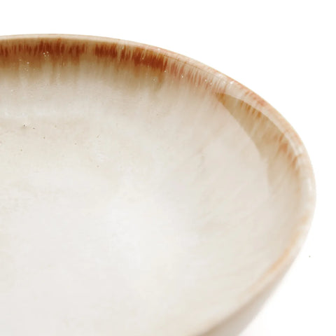 Detail van glazuur en kleurvariatie op de Cascais Small Bowl Plate – bohemian keramiek