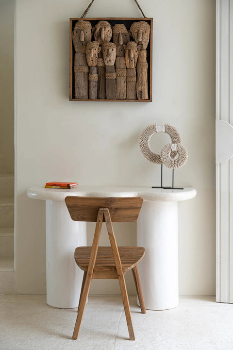 Schelpenketting The Papua als decoratief ornament op bureau