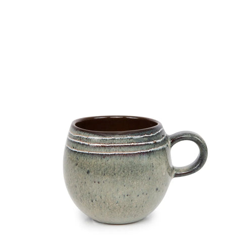 Detailfoto van één Comporta Mug van Bazar Bizar in aardewerk met natuurlijke kleurvariaties