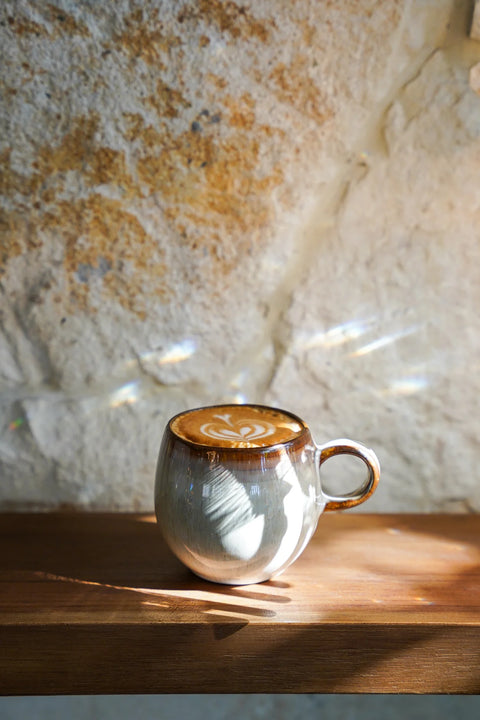 Comporta Mug van Bazar Bizar gestyled op een houten plank in zonlicht – rustiek en sfeervol tafereel