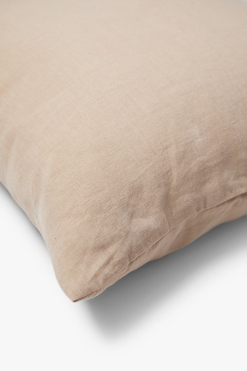 Detail van het Scotty Nude kussen in gewassen linnen met blinde rits – Studio Femme.