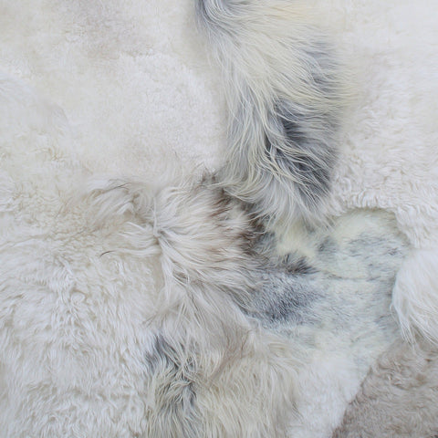 Detail schapenvacht patchwork tapijt Dyreskin, warm beige wol