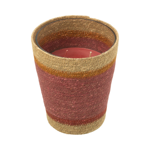 Grote geurkaars Rotan Burgundy van J-Line met beige rotan buitenkant en bordeauxrode was