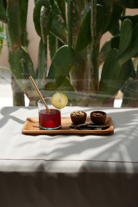 Glas 'On The Rocks' van Bazar Bizar op een houten sushi plate